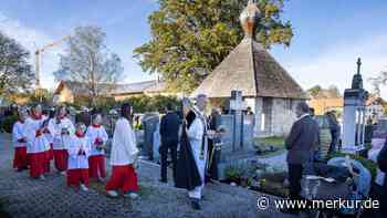 Allerheiligen: Viele Gläubige im Kreis Miesbach nehmen an Gräbersegnungen teil