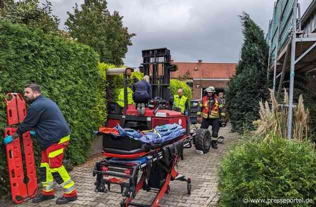 FW-WRN: TH_PERSON_KLEMMT - LZ1 - klemmt zwischen Stapler und Hecke > starke Rückenschmerzen> kann sich nicht selber befreien