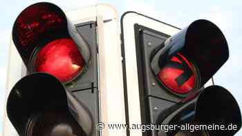 Unfall: 15-Jähriger stibitzt Auto des Vaters und kracht gegen Ampel