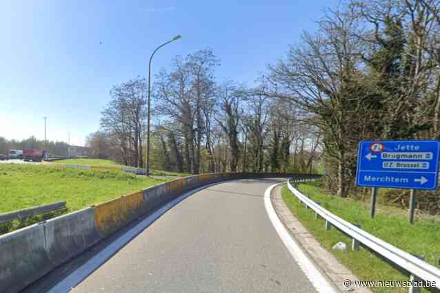 Bestuurder (22) knalt aan afrit eerst tegen vangrail en dan op voorligger: “Hij was even in levensgevaar”