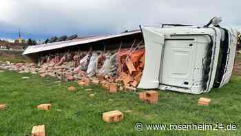 Unfall bei Babensham: Lkw kommt von Fahrbahn ab und kippt in Graben um