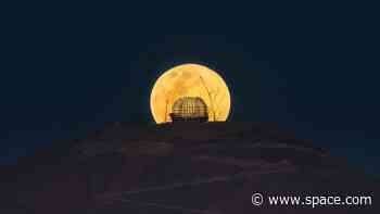 See the world's largest telescope dwarfed by the Full Hunter's Moon (photo)
