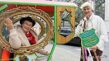 Aschenbrödel-Fans auf märchenhafter Mission vor der Goethe-Galerie in Jena