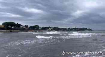 Le boulevard Maréchal Juin submergé par les vagues à Antibes