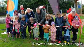 Kinder freuen sich über Spielplatz „Am Ottos Hof“ in Peine