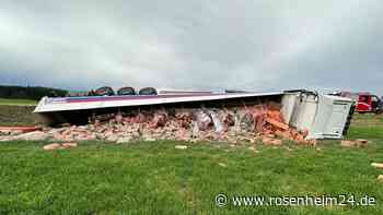 Aufwändige Bergung bei Babensham – Lkw kommt von Fahrbahn ab und kippt um