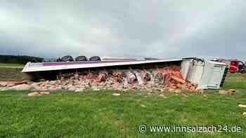 Aufwändige Bergung bei Babensham – Lkw kommt von Fahrbahn ab und kippt um