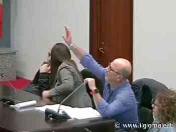 "Heil Hitler". Il gesto del consigliere comunale scatena il caos