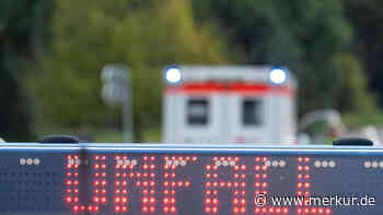 54-Jähriger gerät in Gegenverkehr und kracht in Auto: Drei Personen schwer verletzt