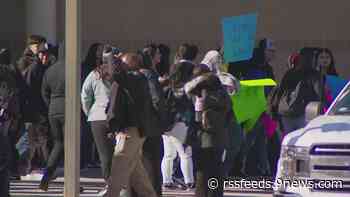 Estudiantes de Denver protestan contra las políticas de seguridad de DPS