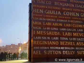 Vandalizzato il memoriale della Shoah: strappati i volantini sugli ostaggi di Hamas