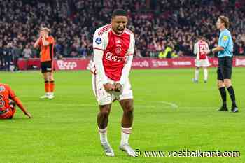 Ajax pakt na maanden crisis nog eens drie punten en geeft rode lantaarn door