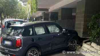 Auto finisce contro un palazzo dopo una carambola