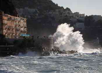 11 photos pour vous montrer l'impressionnante houle ce vendredi sur la Promenade des Anglais à Nice