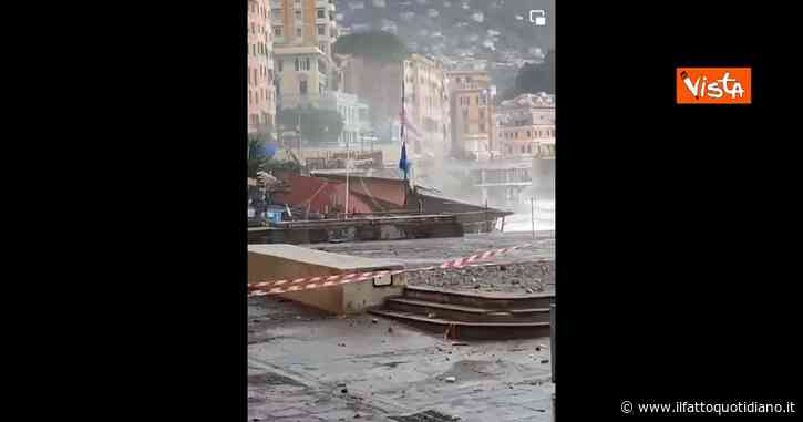 Mareggiata in Liguria, crolla un ristorante sulla spiaggia di Camogli: così l’acqua fa sprofondare la palafitta – Video