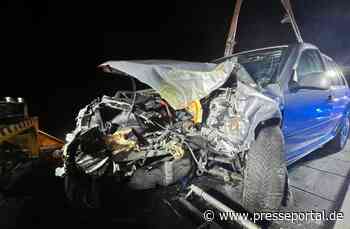 FFW Schiffdorf: Pkw kommt von Fahrbahn ab und prallt gegen Baum