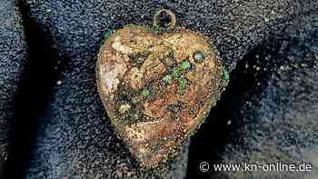 Mann findet Amulett eines 10-Jährigen, das die Asche seiner verstorbenen Mutter enthält