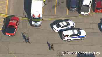 Man dead after being pinned between 2 vehicles in parking lot of Brampton plaza