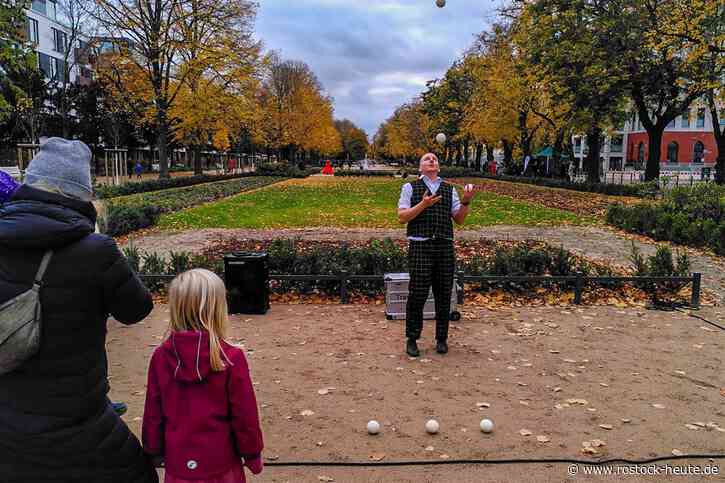 Seit heute ist der neugestaltete Rosengarten wieder für die Öffentlichkeit zugängig – die Parkanlage in der Rostocker Innenstadt wurde für gut vier Millionen Euro saniert.