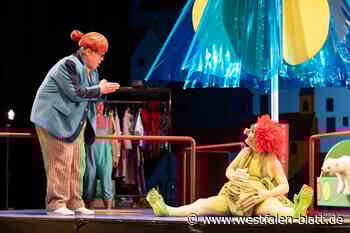 Begeisterte Kinder klatschen das Sams ab