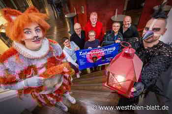 Kinder pilgern mit Laternen durch die Bielefelder Altstadt