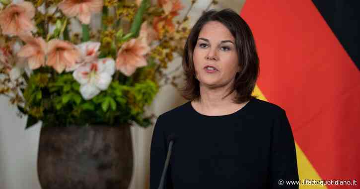 Tenta di baciare sulla bocca la ministra degli Esteri tedesca Baerbock: polemiche per il gesto del capo della diplomazia croata