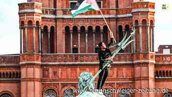 Propalästina-Demonstranten missbrauchen Rathaus als Kulisse