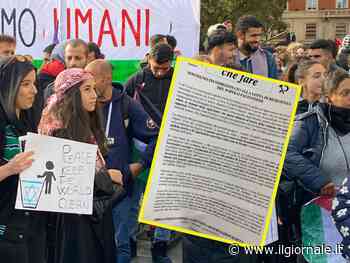 "Eroica risposta". Così al corteo si inneggia al 7 ottobre di Hamas