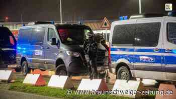 Schüsse am Flughafen – Mann fährt mit Kindern auf Rollfeld