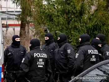 Spara in aria e sfonda il cancello dell’aeroporto: paura ad Amburgo