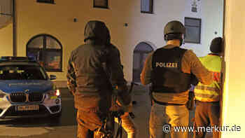 SEK-Einsatz in Nandlstadt: Polizei sucht Häftling und stürmt Wohnung - Video von vor Ort