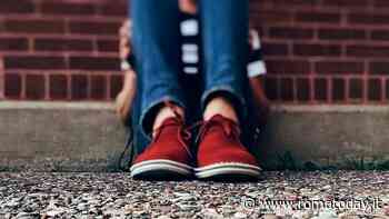 Picchia la figlia minorenne dopo aver scoperto la relazione con un uomo adulto