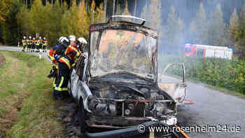 Mercedes-Oldtimer geht bei Vilsbiburg in Flammen auf - Fahrer kommt mit dem Schrecken davon