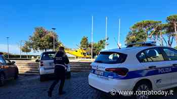 Ripara il tetto, scivola e precipita: elitrasportato in ospedale