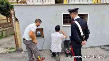 Il bar e gli appartamenti allacciati abusivamente alla rete elettrica a Prima Porta