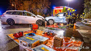 Nach Kreuzungs-Crash in Burghausen: Feuerwehr muss Autofahrer aus Wrack befreien