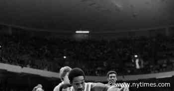Walter Davis, Basketball Star With a Velvet Touch, Dies at 69