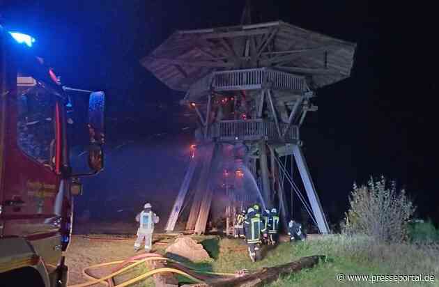 FW Horn-Bad Meinberg: Hölzerner Aussichtsturm -Eggeturm- durch Brand schwer beschädigt - eine Person noch auf Aussichtsplattform