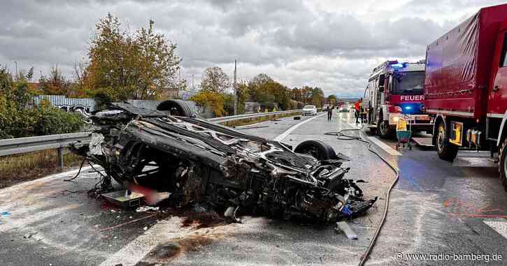 Auto kracht gegen Metallwand: Fahrer stirbt bei Unfall