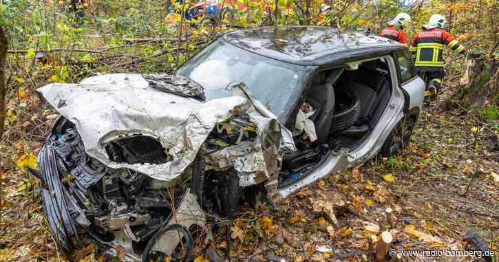 22-Jährige kommt von regennasser Fahrbahn ab und fliegt ins Unterholz