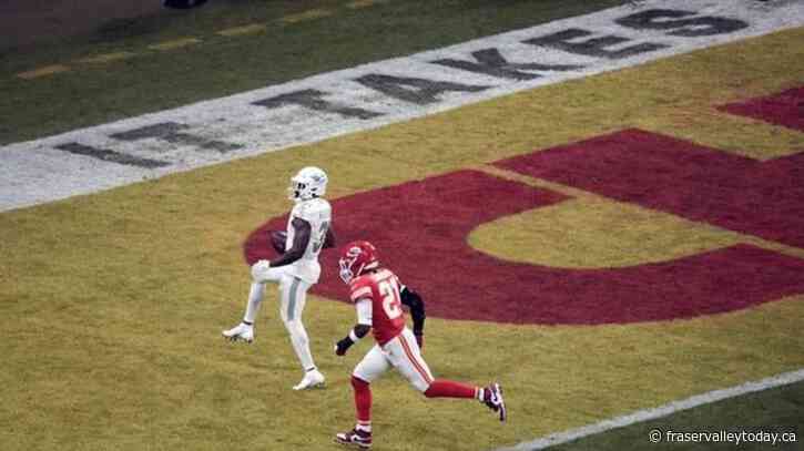 Mahomes throws 2 TDs and Chiefs hang on to beat Dolphins 21-14 in Germany