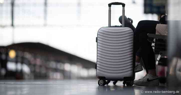 Koffer in Zugtür eingeklemmt: Frau verletzt sich leicht