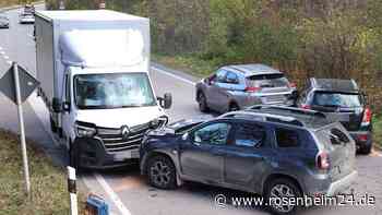 Rettungshubschraubereinsatz bei Waldkraiburg – vier Autos stoßen auf Staatsstraße 2352 zusammen