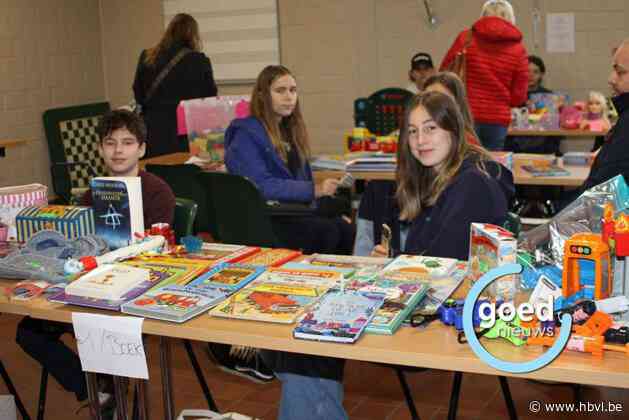 In deze zaal is het verboden af te pingelen op tweedehandsspullen