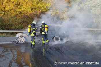 Pkw gerät auf der A2 bei Veltheim in Brand