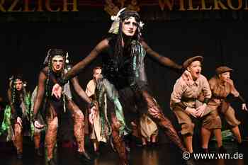 Mystische Meereshexen tanzen sich warm für die fünfte Jahreszeit