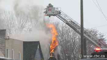 House burns in Winnipeg's North End, Selkirk Avenue closed