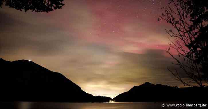Polarlichter färben den Himmel bunt