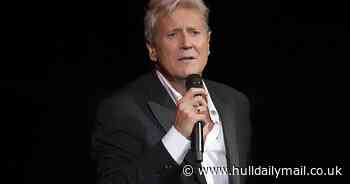 Sister's pride as new tribute to Joe Longthorne unveiled in the Hull street of his birth