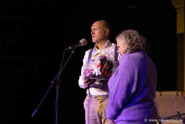 Algemeen directeur van GO! Scholengroep 5 tokkelt op gitaar 5.000 euro bij elkaar voor terminaal zieke collega en Kom op tegen Kanker